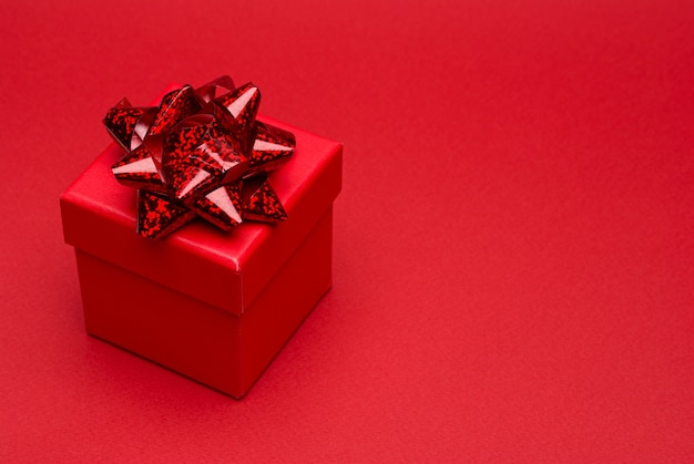 Foto caja de regalo roja con cinta de color rojo