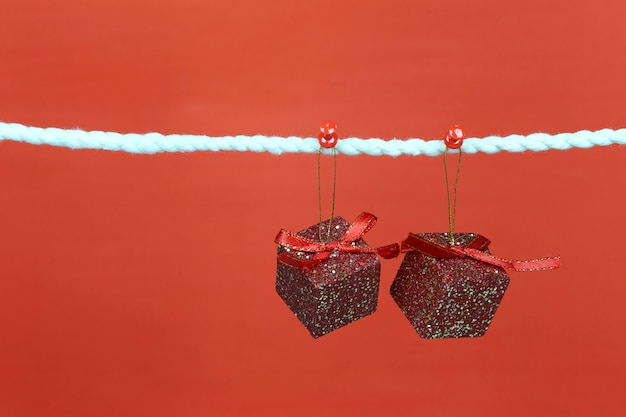 Caja de regalo roja colgar en el tendedero.