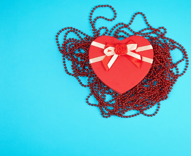 Foto caja de regalo roja en forma de corazón con lazo