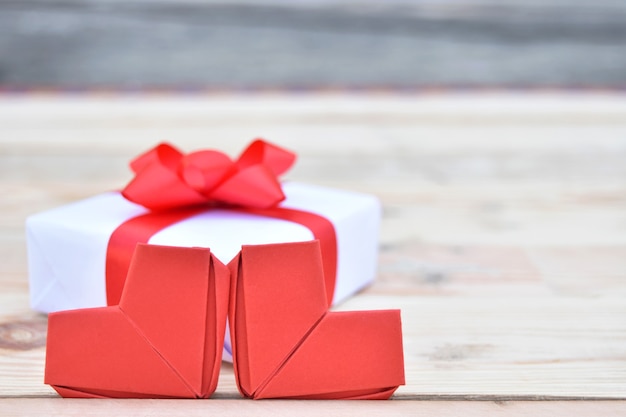 Caja de regalo roja y forma de corazón en madera