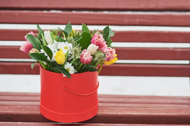 Caja de regalo roja con hermoso ramo Símbolo de mujer romántica