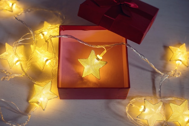 Caja de regalo roja con lámpara estrella, concepto de navidad