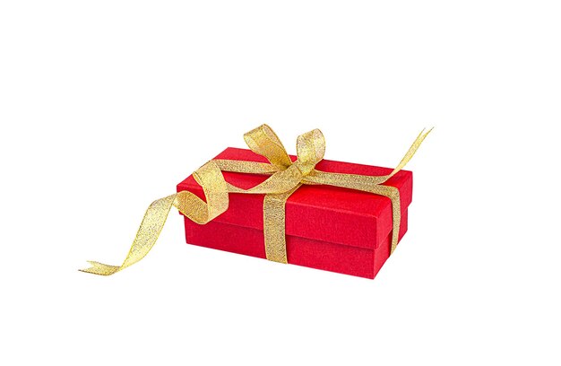 caja de regalo roja con un lazo dorado sobre un fondo blanco