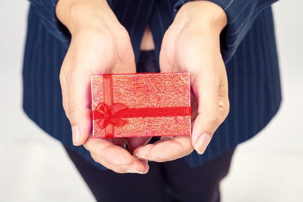 Caja de regalo roja de mujer de negocios