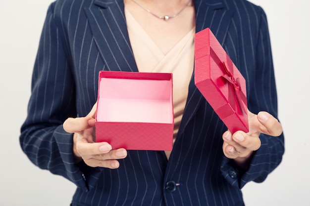 Caja de regalo roja de mujer de negocios