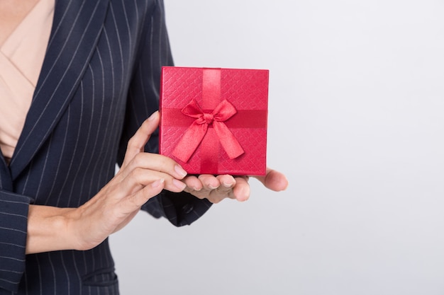 Caja de regalo roja de mujer de negocios