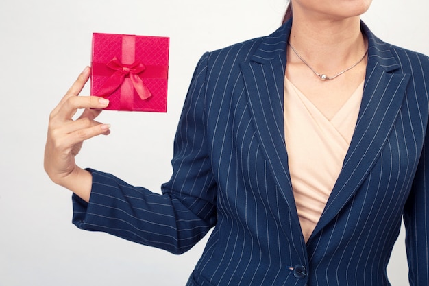 Caja de regalo roja de mujer de negocios