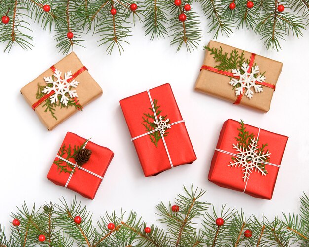 Caja de regalo roja de Navidad decorada con copos de nieve blancos.