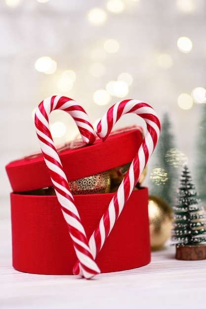 Caja de regalo roja navideña Decoración con bastones de caramelo