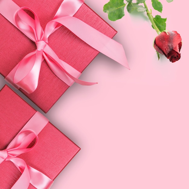 Caja de regalo roja con rosa roja