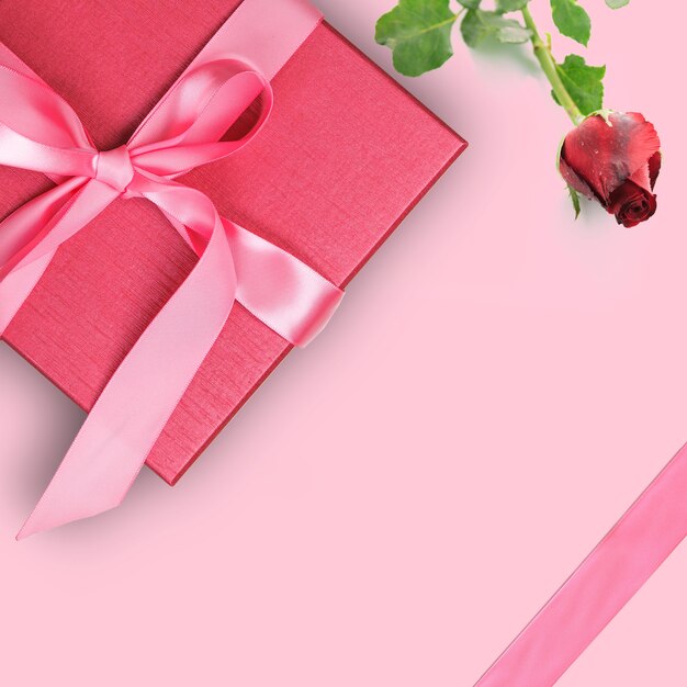 Caja de regalo roja con rosa roja