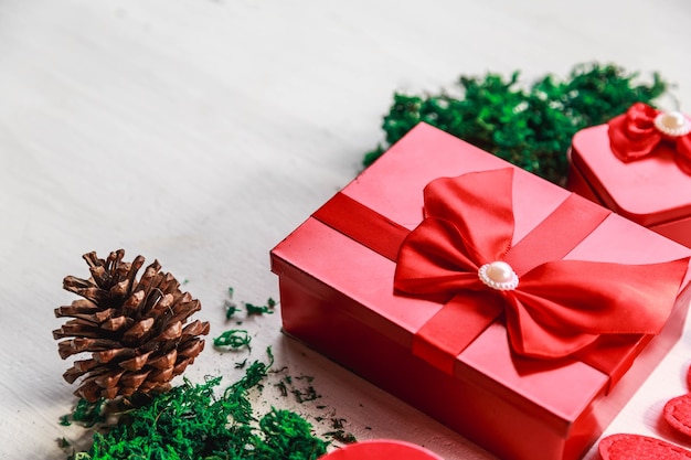 Caja de regalo roja sobre superficie de madera blanca para el día de Navidad