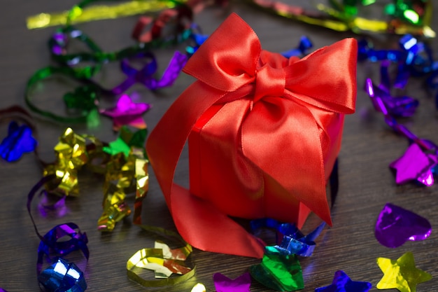 Caja de regalo roja con vista superior de cinta de raso rojo