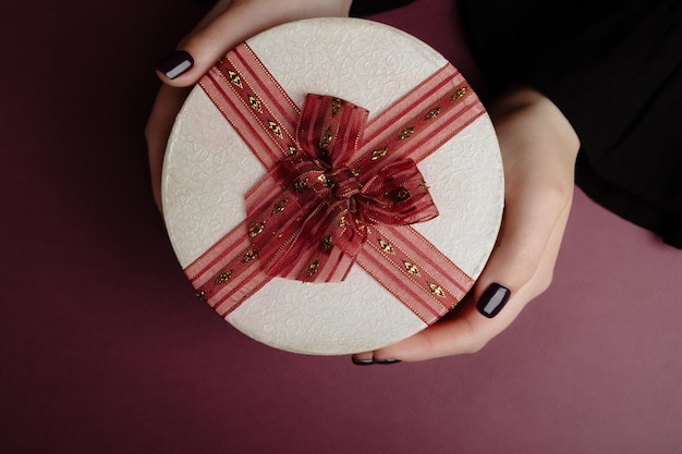 Foto caja de regalo romántica manos de mujer sosteniendo y dando una caja de regalo para cumpleaños aniversario del día de la madre