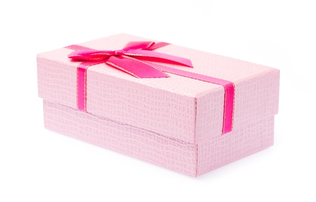Caja de regalo rosa con cinta aislada sobre fondo blanco.