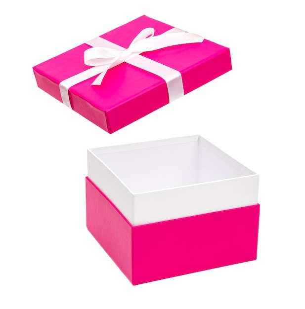 Caja de regalo rosa con cinta blanca aislada sobre un fondo blanco