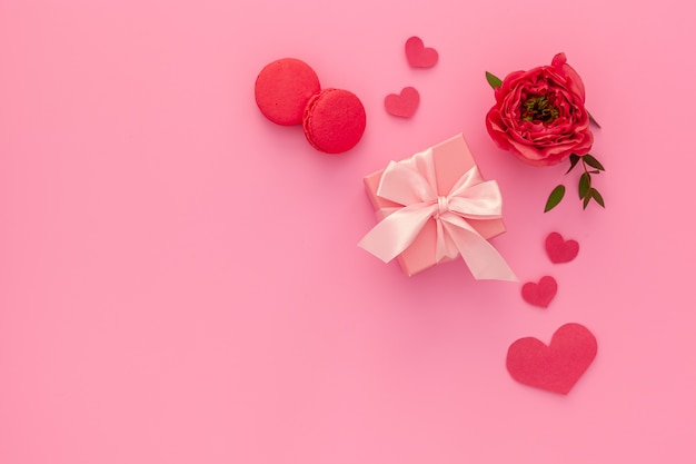 Caja de regalo rosa con cinta y rosa, día de san valentín