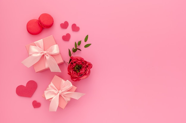 Caja de regalo rosa con cinta y rosa