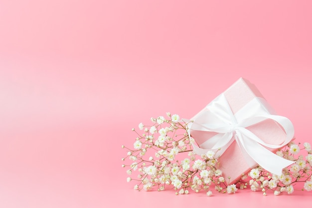 Caja de regalo en rosa con copyspace