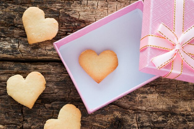 Caja de regalo rosa con galletas en forma de corazón