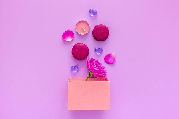 Caja de regalo rosa con mermelada y macarrones y una hermosa rosa