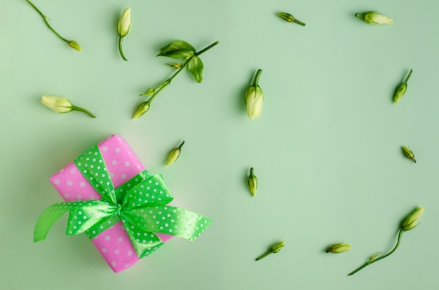 Caja de regalo rosa o presente con cinta en verde pastel