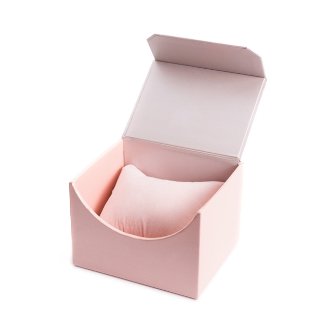 Caja de regalo rosa sobre blanco abierto