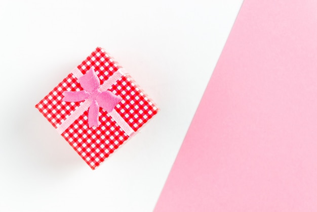 Caja de regalo rosa sobre blanco y rosa