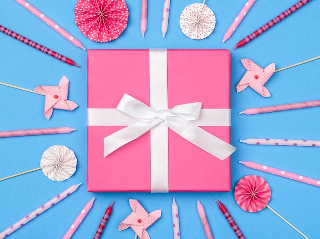 Foto caja de regalo rosa sobre superficie azul