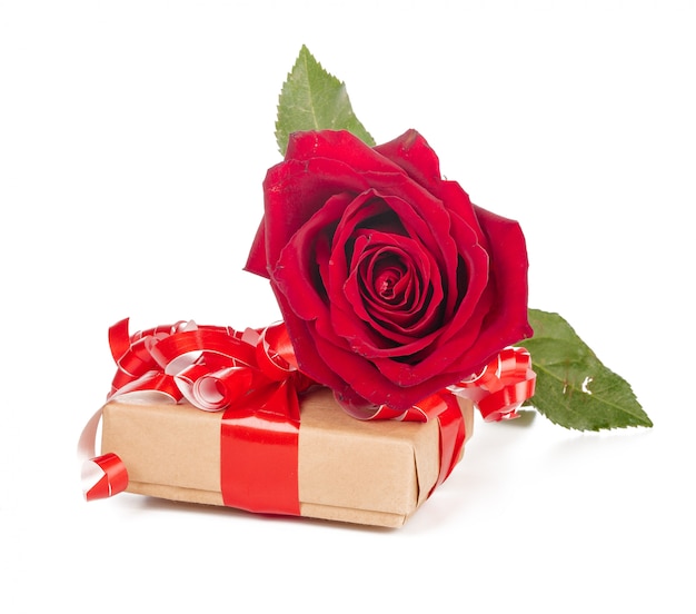 Caja de regalo y rosa