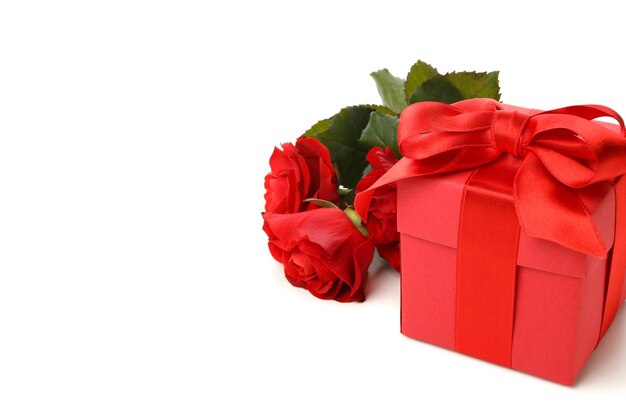 Caja de regalo y rosas aislado sobre fondo blanco.