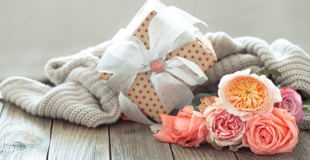 Caja regalo y rosas frescas para San Valentín o día de la mujer. Concepto de vacaciones.