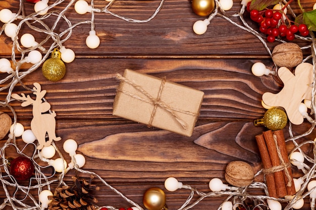 Caja de regalo rústica sobre fondo de madera.Regalo de Navidad sobre tabla de madera