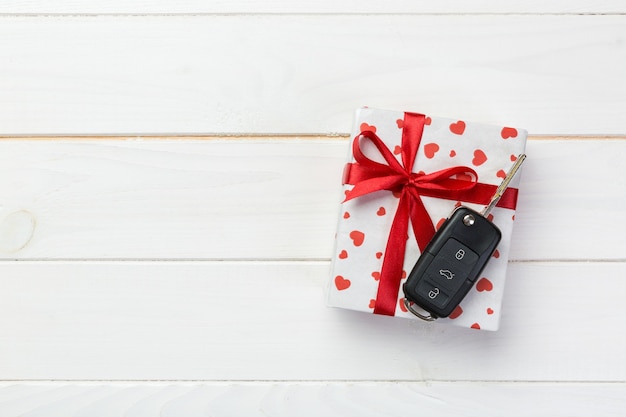 Caja de regalo de San Valentín con cinta roja y llave de coche. Endecha plana