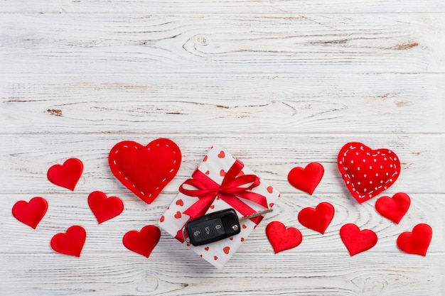 Caja de regalo de San Valentín, corazones rojos y llave del auto