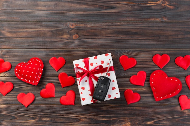 Caja de regalo de San Valentín con corazones rojos y llave del coche