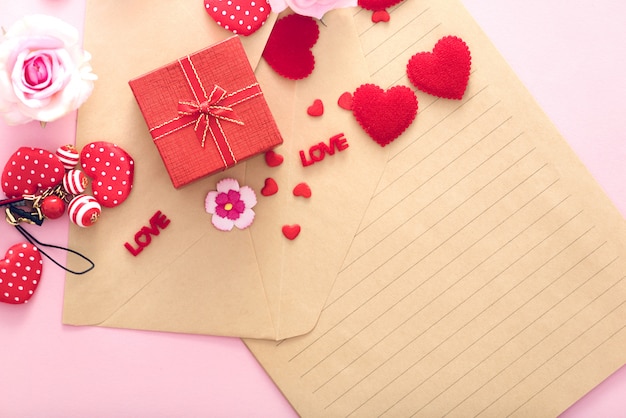 Caja de regalo de San Valentín con corazones rojos y rosas en sobre de carta