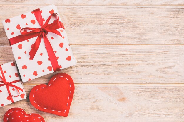 Caja de regalo de San Valentín y corazones rojos