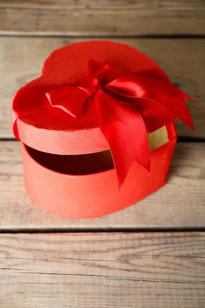 Caja de regalo de San Valentín en forma de corazón, en mesa de madera