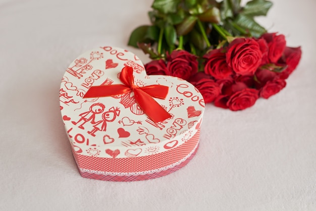 Caja de regalo de San Valentín y rosas rojas