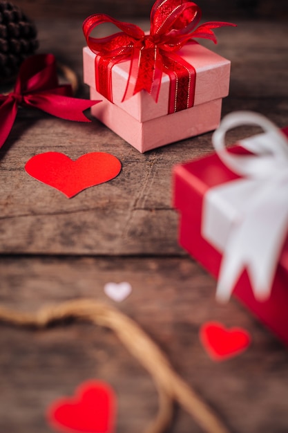 Caja de regalo de San Valentín sobre fondo de madera