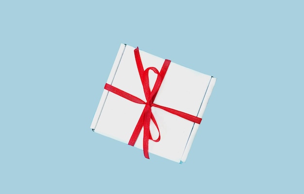 Caja de regalo sobre fondo azul