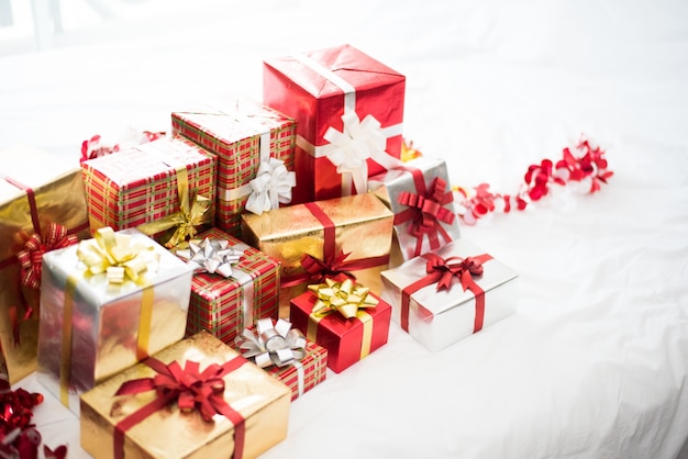 Caja de regalo sobre fondo blanco hoja de cama para sorpresa Niños