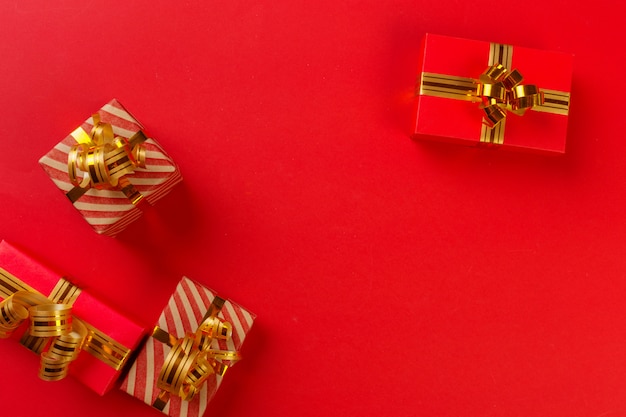 Caja de regalo sobre fondo de color