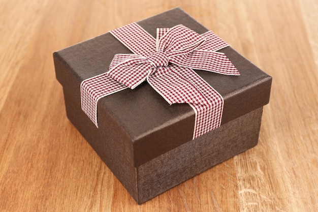 Caja de regalo sobre fondo de madera
