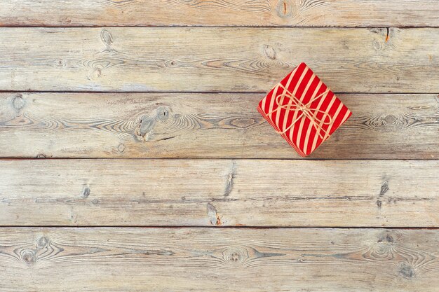 Caja de regalo sobre fondo de madera.