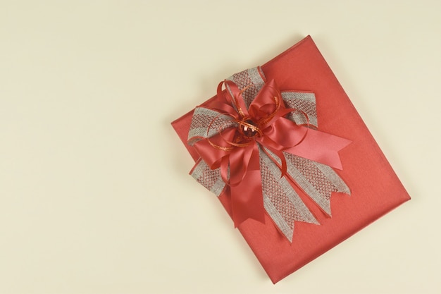 Caja de regalo sobre fondo naranja Presente para cumpleaños día de San Valentín Navidad Año Nuevo concepto