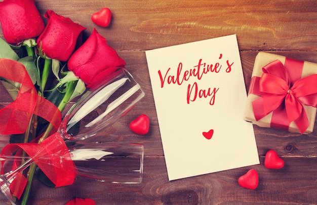 Caja de regalo de tarjeta de felicitación del día de san valentín y rosas rojas