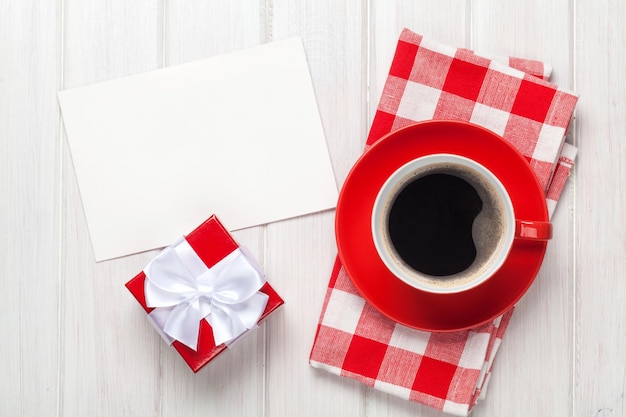 Caja de regalo de la tarjeta de felicitación del día de san valentín y taza de café