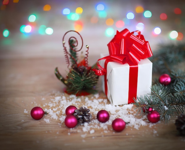 Caja de regalo de tarjeta de Navidad sobre fondo de Navidad